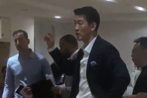 电竞比赛结果-王博更衣室激情演讲：今天这场比赛非常非常难 但我们做到了